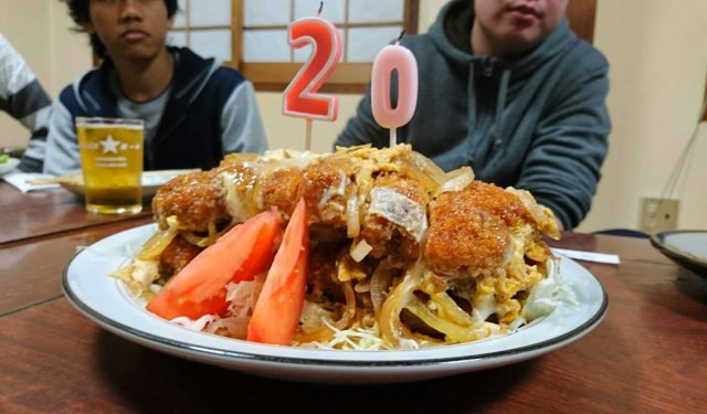 20歳になりました！社員の皆さんがお祝いをしてくれました！誕生日ケーキの代わりに大好きな煮カツにロウソクを✨笑